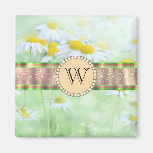 Imã White Daisy está em Green Meadow Monograma
