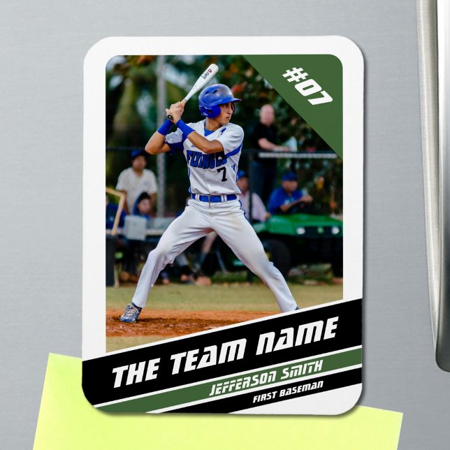 Ímã White Green Personalizável do Jogador de Baseball (Baseball Player Magnet in White with Custom Team Name and Black Green Stripes)