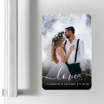 Ímã White Script de Foto de Amor de Casamento Personal<br><div class="desc">Celebre o seu casamento com este ímã flexível de manutenção, que inclui a palavra "amor" em um elegante roteiro branco de escrita manual com balanços no começo e no fim. Personalize-o com seus nomes e data de casamento, e substitua a imagem de amostra pela sua foto favorita de casamento. Um...</div>