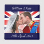 Imã William & Kate Royal Wedding Kiss Magnet<br><div class="desc">Um tributo ao casal real - Príncipe William e Catherine "Kate" Middleton,  agora o Duque e Duquesa de Cambridge. Celebre o casamento do século e apoie o futuro rei e rainha da Grã-Bretanha!</div>