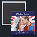 Imã William & Kate Royal Wedding Kiss Magnet<br><div class="desc">Um tributo ao casal real - Príncipe William e Catherine "Kate" Middleton,  agora o Duque e Duquesa de Cambridge. Celebre o casamento do século e apoie o futuro rei e rainha da Grã-Bretanha!</div>