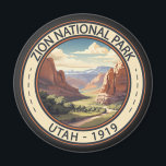 Imã Zion National Park Illustration Viagem Art<br><div class="desc">Zion vetor trabalho de arte design. O parque é uma zona natural de Utah a sudoeste,  que se distingue pelos penhascos vermelhos íngremes de Zion Canyon.</div>