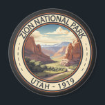 Imã Zion National Park Illustration Viagem Art<br><div class="desc">Zion vetor trabalho de arte design. O parque é uma zona natural de Utah a sudoeste,  que se distingue pelos penhascos vermelhos íngremes de Zion Canyon.</div>