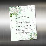 Imagem de convite floral prateado<br><div class="desc">Um ímã de convite moderno, na moda e glamouroso para a 40ª (ou qualquer idade) festa de aniversário feminina. Um fundo verde de cor aquosa, com poeira cinzenta prateada suja e florais brancos e verde. O nome é escrito com um moderno script estilo escrito à mão preta. Personalize e adicione...</div>