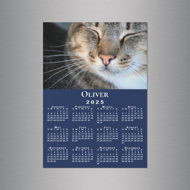 Imagem do Marinho de Calendário 2025 do Nome de Fo (Custom Pet Photo Name 2025 Calendar Navy Magnet in situ)