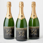 Imagem moderna de 50º aniversário de brilho dourad<br><div class="desc">Comemore seu aniversário de 50 anos em estilo com esse efeito brilhante preto,  branco e ouro fazer 50,  que parece bom vinho,  cerveja e rótulos de festas de água. Um design moderno com texto de script e gráficos ousados. Altere a cor para personalizar. Parte de uma coleção.</div>