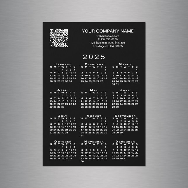 Imagem Preta do Calendário do Código QR 2025 da Em (Custom Business QR Code 2025 Calendar Black Magnet in situ)