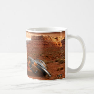 Impacto do UFO no deserto com a caneca estrangeira