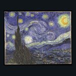 Impressão da Noite Estrelada<br><div class="desc">Vincent van Gogh pintou A Noite Estrelada enquanto estava no asilo de Saint-Rémy em 1889. O quarto de Vincent no asilo de Saint-Rémy dava para o céu oriental. Ele pintou A Noite Estrelada como uma vista panorâmica que se estendia até uma distância quase infinita sob um céu tumultuado em chamas...</div>