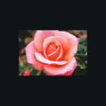 Impressão de Arte Botânica Rosa Romântica<br><div class="desc">Capture a beleza eterna e a elegância da natureza com esta impressionante impressão artística apresentando uma delicada rosa em plena floração. Conhecida por seu simbolismo de amor e romance, as pétalas macias e as cores vibrantes da rosa a tornam uma escolha clássica para melhorar a decoração de qualquer cômodo. Esta...</div>