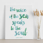 Impressão de Cotação do Mar de Cores<br><div class="desc">"A voz do mar fala com a alma." Apresenta a citação de Kate Chopin "The Awakening" em uma fonte de pincelada de pincelada e matizes sonhadoras de cor d'água de seaglass. Perfeito para amantes de praia,  casas de praia,  ou qualquer um que se sinta inspirado pelo oceano!</div>