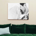 Impressão de Tela de Fotografia Personalizada Simp<br><div class="desc">Esta elegante tela de desenho apresenta um nome de família personalizado em um texto clássico,  porém moderno,  e um detalhe do ano em que sua família foi criada. Sua foto favorita da família preenche o fundo. Oferece excelentes presentes para este novo casal e feriados familiares.</div>