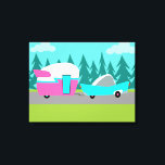 Impressão de Trailer/Camper Retroativo<br><div class="desc">Esta tela Retro Camper / Trailer and Car Stretered Canvas Print apresenta um desenho de desenho moderno e minimalista de meio século que o deixará pronto para levar para a estrada aberta. Uma homenagem aos anos 50, este design apresenta um carro de turquesa vintage com o topo branco, puxando um...</div>
