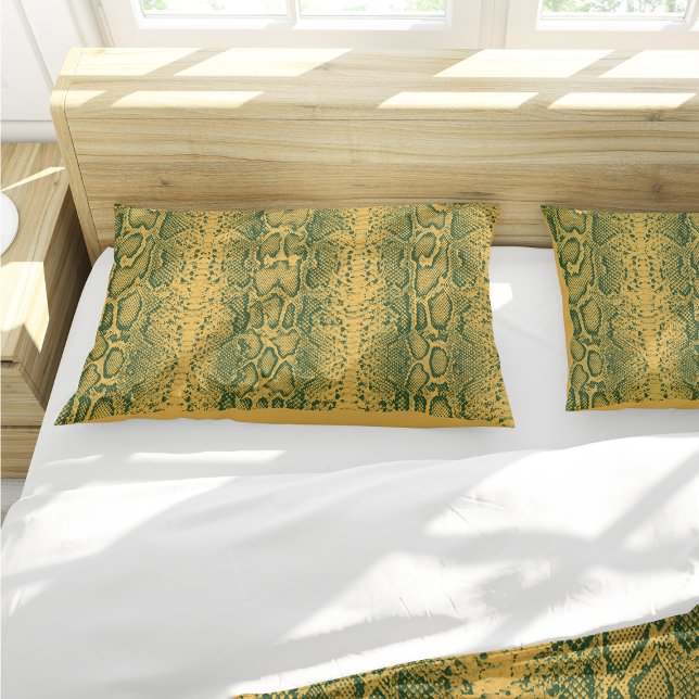 Impressão em animais de pele Cobra verde amarela (Yellow Green Snake Skin Print Pillow Case by Looly Elzayat)