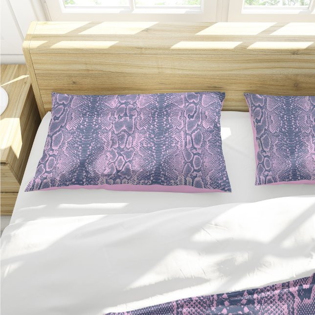 Impressão em animais de pele cor-de-Cobra rosa (Pink Snakeskin Animal Print Pillow Case by Looly Elzayat)