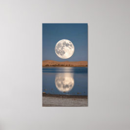 Impressão Em Tela a enorme lua se refletia no lago