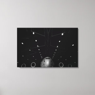 Impressão Em Tela A Globemaster III C-17 fica num hangar