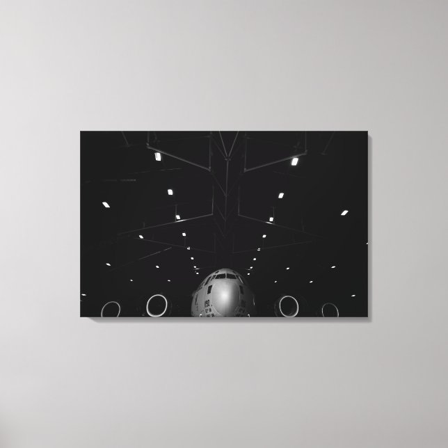 Impressão Em Tela A Globemaster III C-17 fica num hangar (Frente)