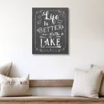 Impressão Em Tela A vida rustica é melhor no lago Chalkboard<br><div class="desc">Esta tipografia de canvas em estilo de fazenda tem uma sensação de arte em quadro-negro,  com fundo em quadro-negro e fontes de texto brancas. É perfeito para uma casa de lago ou para qualquer um que ama estar no lago. Criado pela imprensa simplesmente de farmácia.</div>