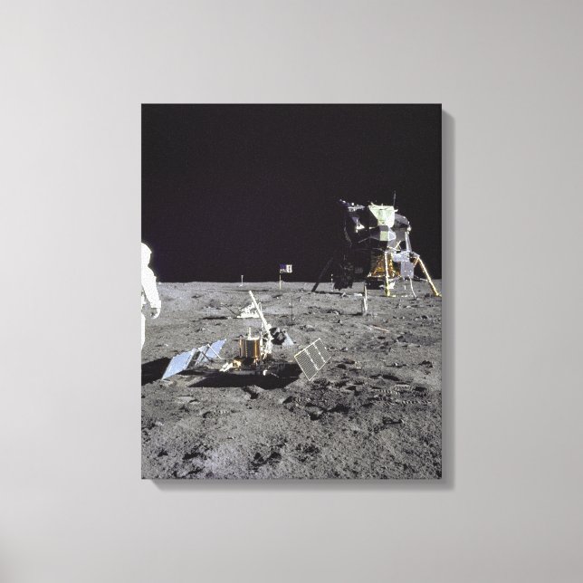 Impressão Em Tela Aldrin olha para trás na base de tranquilidade (Frente)