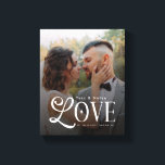 Impressão Em Tela Amor Moderno Monograma Personalizado de Casamento<br><div class="desc">Transforme sua foto de casamento ou noivado favorita em uma impressionante obra de arte para a parede com esta Impressão em Tela do Monograma de Casal com Foto de Casamento Personalizada Modern Love. Projetada com linhas limpas, tipografia moderna suave e um monograma sofisticado, esta tela transforma seu momento especial em...</div>