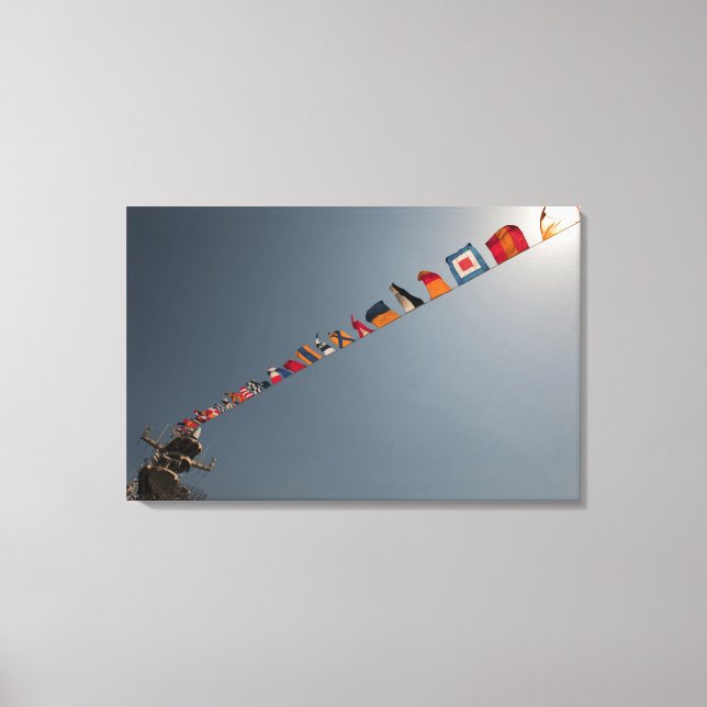 Impressão Em Tela Bandeiras voam sobre o convés do USS Iwo Jima (Frente)