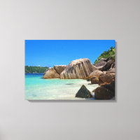 Belo Mar Tropical com a costa coberta de rocha
