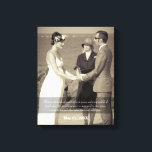 Impressão Em Tela Bênção do Casamento Fotográfico de Cotação de Mãos<br><div class="desc">A Bênção das Mãos é um belo poema frequentemente lido em casamentos e seguimentos civis. Aqui, a primeira estança ("Estas são as mãos do seu melhor amigo ... ") é escrita em um roteiro elegante contra um fundo preto semitransparente. Adicione sua foto favorita de casamento e sua data de casamento...</div>