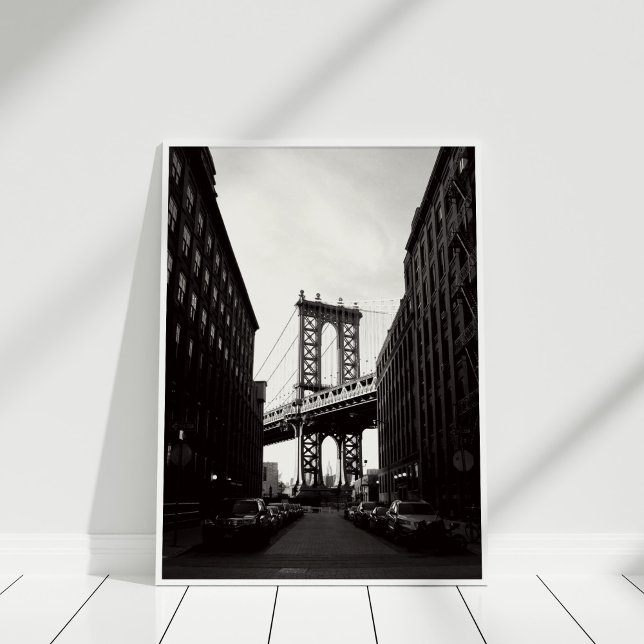 Impressão Em Tela Brooklyn Bridge Nova Iorque - Impressão de tela (Brooklyn Bridge New York City - Canvas Print in white frame on wooden floor.)