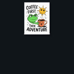 Impressão Em Tela Café Primeiro Depois Aventura - Sapo De Manhã Boni<br><div class="desc">Comece seu dia do jeito certo com este design tocável e animador apresentando um sapo verde alegre abraçando uma feliz caneca de café sob um sol sorridente. Perfeito para amantes de cafeína e desesperados por aventuras, este impressão caprichoso nos lembra que as viagens de excelente começam com uma xícara de...</div>