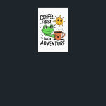 Impressão Em Tela Café Primeiro Depois Aventura - Sapo De Manhã Boni<br><div class="desc">Comece seu dia do jeito certo com este design tocável e animador apresentando um sapo verde alegre abraçando uma feliz caneca de café sob um sol sorridente. Perfeito para amantes de cafeína e desesperados por aventuras, este impressão caprichoso nos lembra que as viagens de excelente começam com uma xícara de...</div>