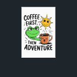 Impressão Em Tela Café Primeiro Depois Aventura - Sapo De Manhã Boni<br><div class="desc">Comece seu dia do jeito certo com este design tocável e animador apresentando um sapo verde alegre abraçando uma feliz caneca de café sob um sol sorridente. Perfeito para amantes de cafeína e desesperados por aventuras, este impressão caprichoso nos lembra que as viagens de excelente começam com uma xícara de...</div>