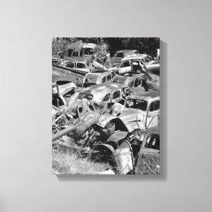 Impressão Em Tela Carros vintage se esgotando em um pátio de um car