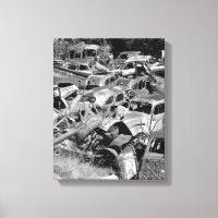 Carros vintage se esgotando no pátio de um carro