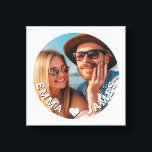 Impressão Em Tela Casais de Foto do Coração de Amor Coração de Bonit<br><div class="desc">Casais de Foto com Coração de Amor Bonito Nomes Personalizados Arte de Canvas apresenta sua foto favorita com um coração de amor e personalizado com seus nomes em moderno roteiro branco. Personalize editando o texto na caixa de texto fornecida e adicionando sua própria imagem. Presentes perfeitos para casal, namorado, namorada,...</div>