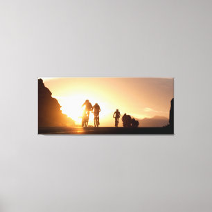 Impressão Em Tela Cavaleiros De Bicicleta Montanha Se Levantam Sobre