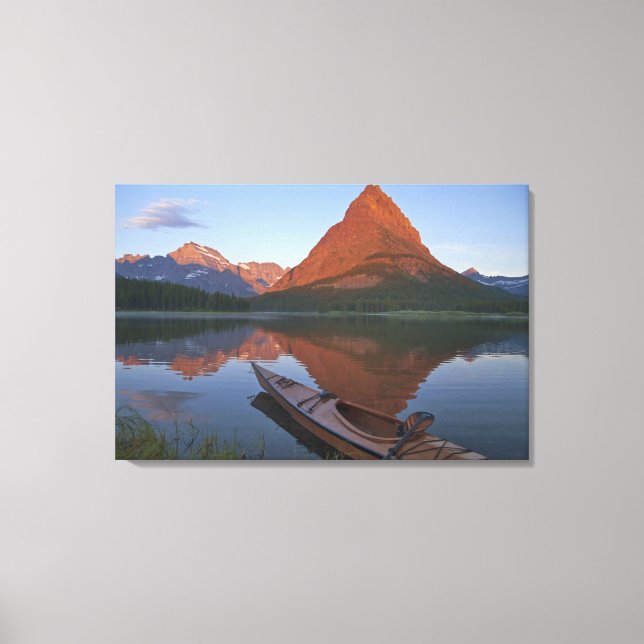 Impressão Em Tela Cayak de madeira no lago Swiftcurrent ao nascer do (Frente)