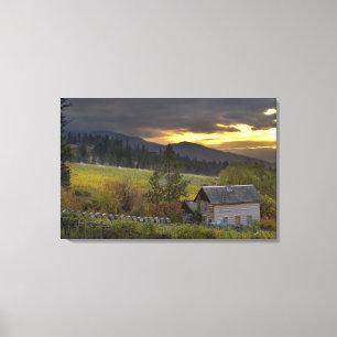 Impressão Em Tela Céu solar sobre vinhas e cabana histórica