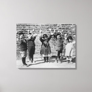 Impressão Em Tela Cinco crianças asiáticas que sustentam Barbells