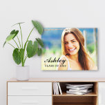 Impressão Em Tela Classe de Graduação de Foto do Formando 2023<br><div class="desc">Mostre uma foto personalizada do seu segundo grau ou formando universitário em estilo com este impressão de arte de parede de canvas. Design simples e mínima apresenta uma foto do formando, realçada com uma camada de texto moderna e elegante do nome do formando e do ano de classe. É possível...</div>