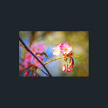 Impressão Em Tela Composição Natural Das Flores Sakura Na Primavera<br><div class="desc">Um galho de árvore com três flores de sakura cor-de-rosa e três botões. Um fundo suave de cereja rosa floresce, folhagem esverdeada e céu azul. Uma composição artística natural. Uma pintura digital muito grande a partir de uma fotografia. Impressão floral esticada de tela para decorar seu lugar ou para ser...</div>