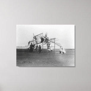 Impressão Em Tela Crianças que apreciam o campo de jogos Swingset