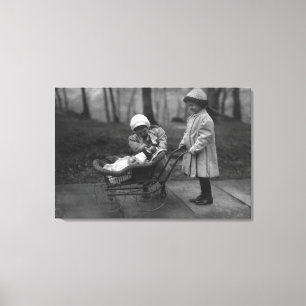 Impressão Em Tela Crianças que jogam com a boneca do miúdo de