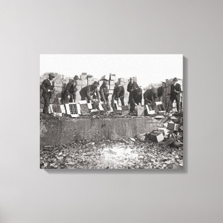 Impressão Em Tela Destruindo Bootleg Liquor, 1923