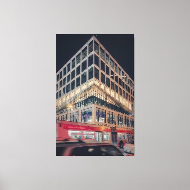 Impressão Em Tela Edifício moderno à noite com trânsito (Frente)