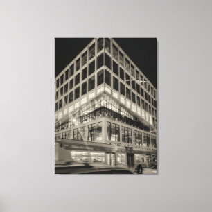 Impressão Em Tela Edifício moderno preto e branco à noite