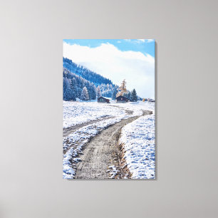 Impressão Em Tela Estrada de terra na terra da neve, cumes europeus