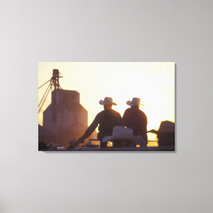 Impressão Em Tela EUA, Wyoming, Pine Bluffs. Dois homens apertam