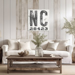 Impressão Em Tela Farmhouse Russe State Zip Code Carolina do Norte<br><div class="desc">Este sinal rústico é uma maneira simples de mostrar seu amor por casa. O CEP pode ser personalizado com qualquer CEP no estado. Faz um presente de excelente. Criado pela imprensa simplesmente de farmácia.</div>