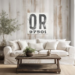 Impressão Em Tela Farmhouse Rustic State Zip Code Oregon<br><div class="desc">Este sinal rústico é uma maneira simples de mostrar seu amor por casa. O CEP pode ser personalizado com qualquer CEP no estado. Faz um presente de excelente. Criado pela imprensa simplesmente de farmácia.</div>